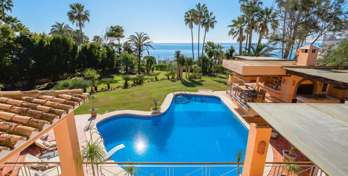 Sale of detached villa in New Golden Mile 15