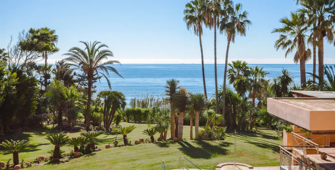 Sale of detached villa in New Golden Mile 16