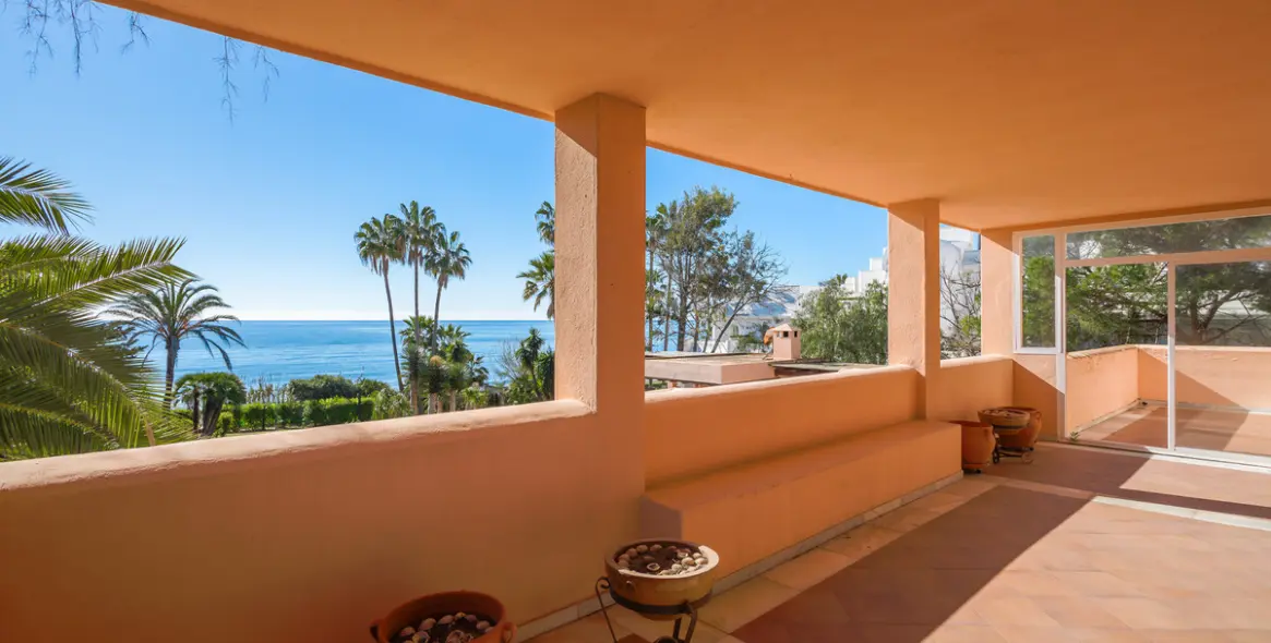 Sale of detached villa in New Golden Mile 18