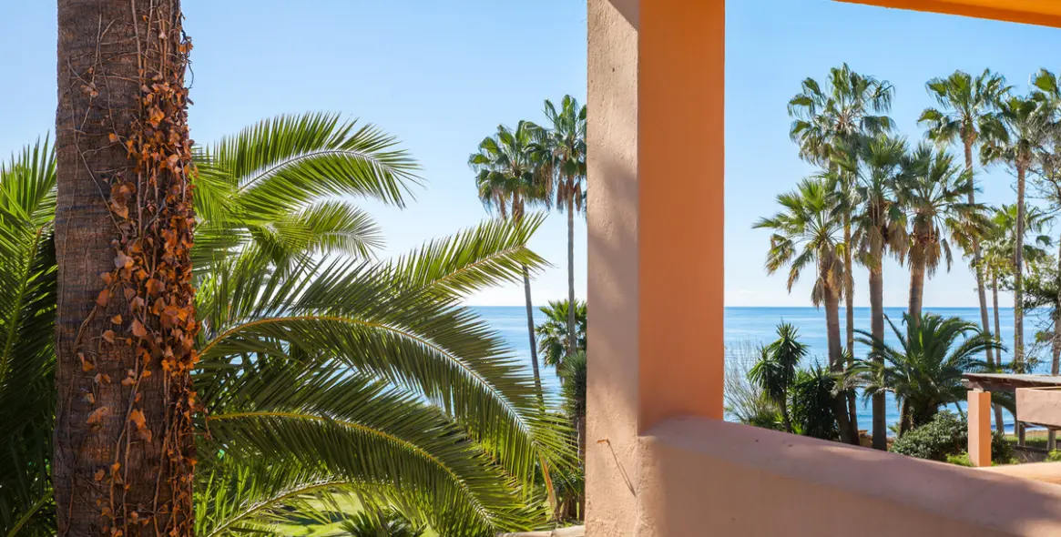 Sale of detached villa in New Golden Mile 20