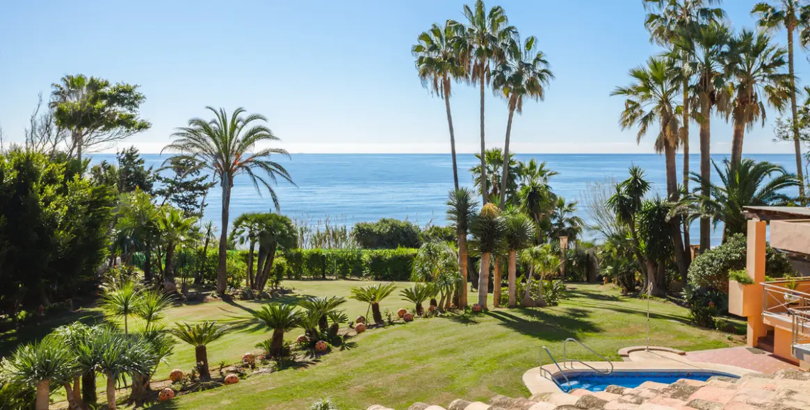 Sale of detached villa in New Golden Mile 21