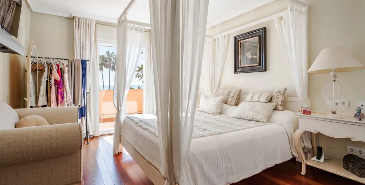 Sale of detached villa in New Golden Mile 22