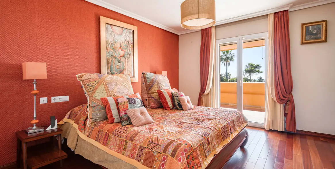 Sale of detached villa in New Golden Mile 24