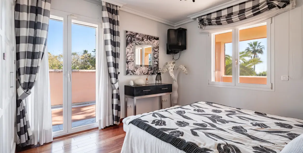 Sale of detached villa in New Golden Mile 26