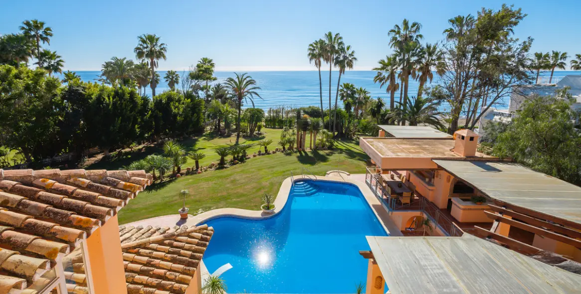 Sale of detached villa in New Golden Mile 29