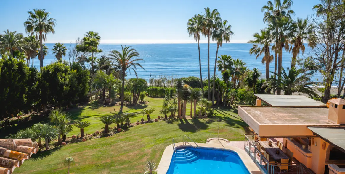 Sale of detached villa in New Golden Mile 30