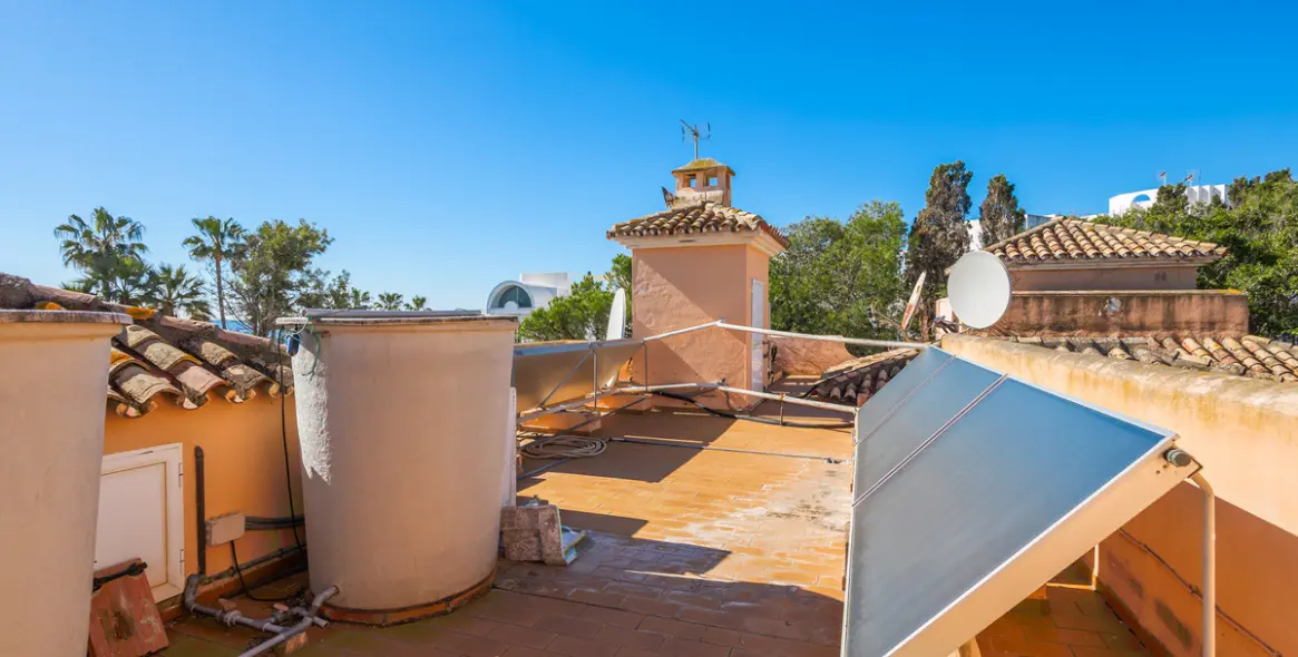 Sale of detached villa in New Golden Mile 34