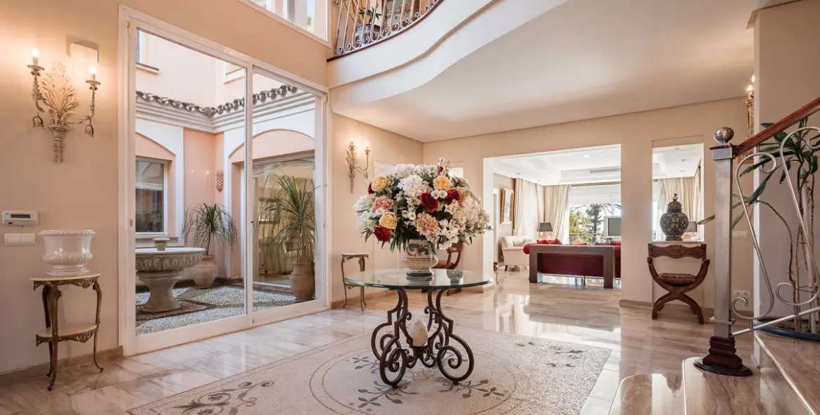 Sale of detached villa in New Golden Mile 36