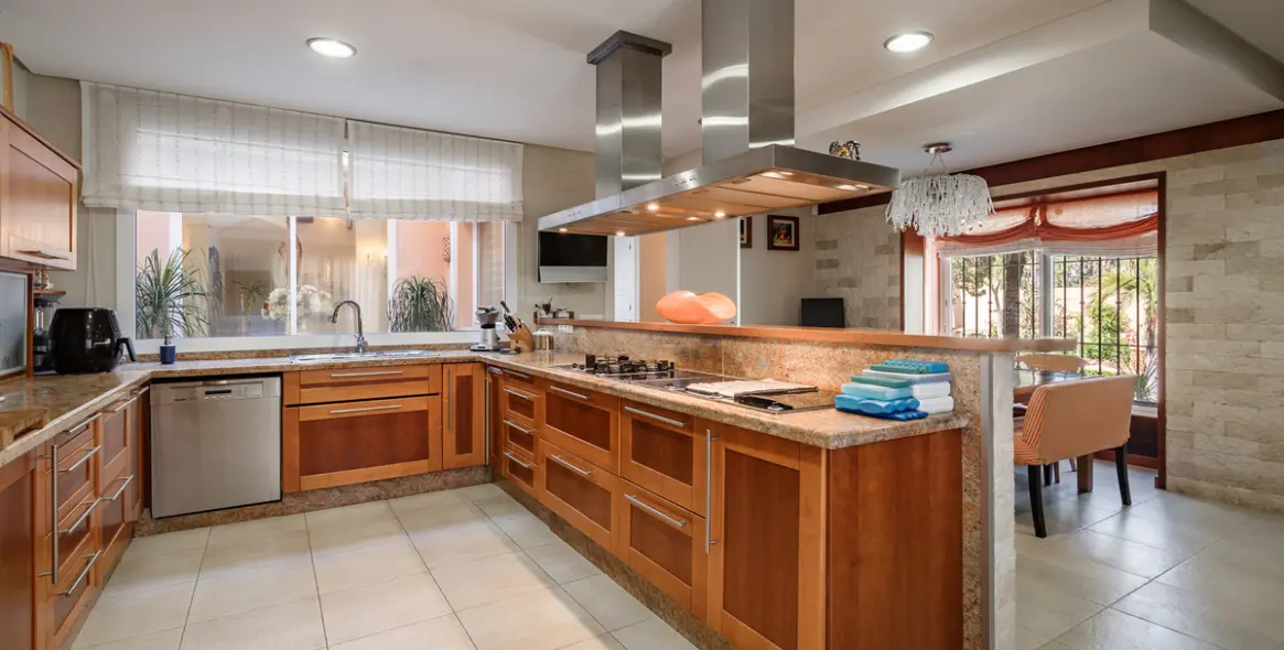 Sale of detached villa in New Golden Mile 40