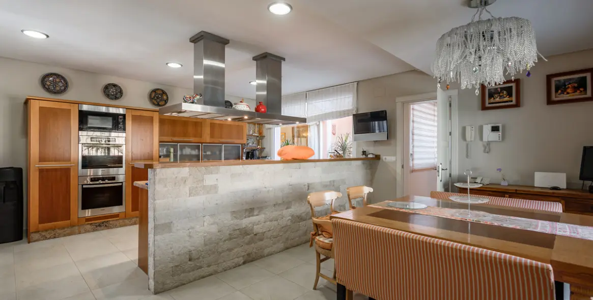 Sale of detached villa in New Golden Mile 41