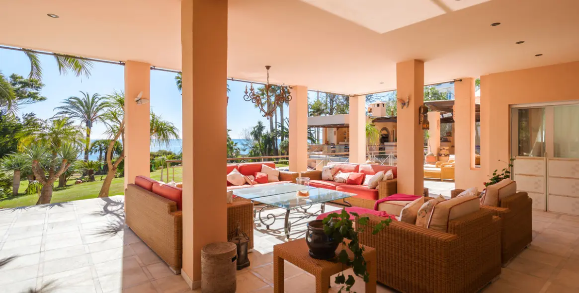 Sale of detached villa in New Golden Mile 42