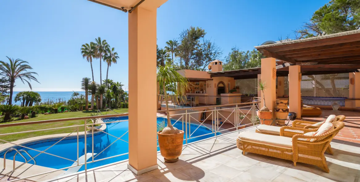 Sale of detached villa in New Golden Mile 44