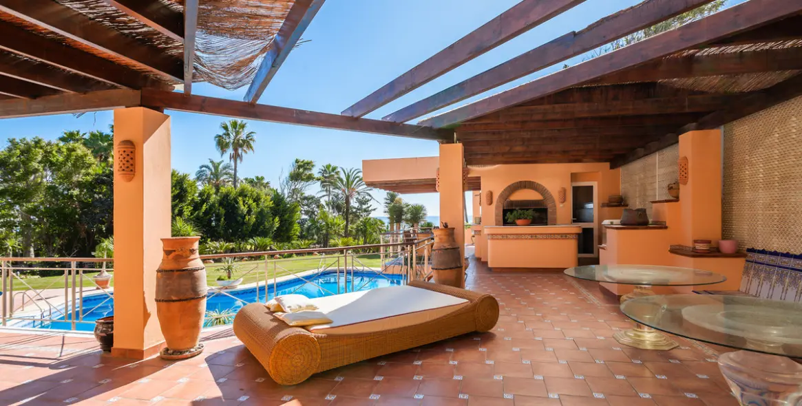 Sale of detached villa in New Golden Mile 45