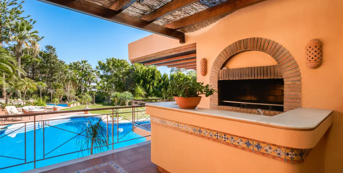 Sale of detached villa in New Golden Mile 46