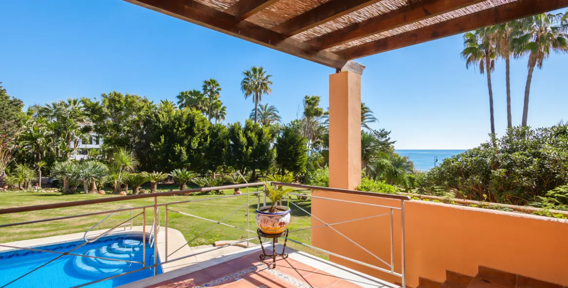 Sale of detached villa in New Golden Mile 48