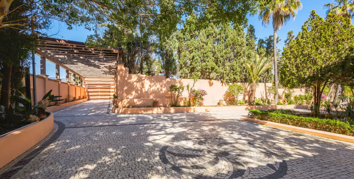 Sale of detached villa in New Golden Mile 50