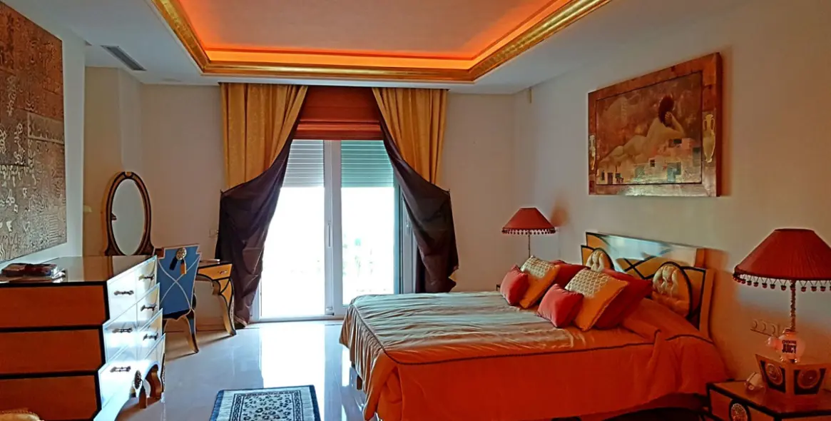 Sale of penthouse in New Golden Mile 18