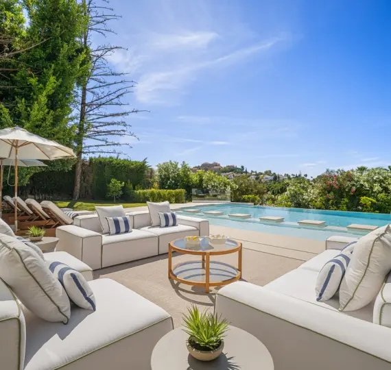 Продажа  отдельно стоящей виллы в Nueva Andalucía