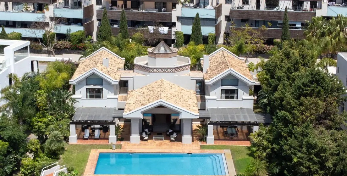 Продажа  отдельно стоящей виллы в Benahavís (район Los Flamingos) 1