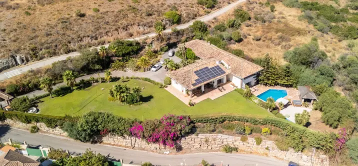 Sale of detached villa in Benahavís 2