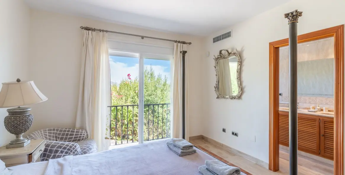 Sale of detached villa in Benahavís 32