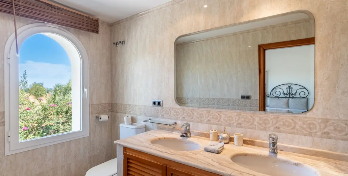 Sale of detached villa in Benahavís 33