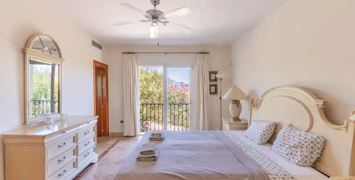 Sale of detached villa in Benahavís 36