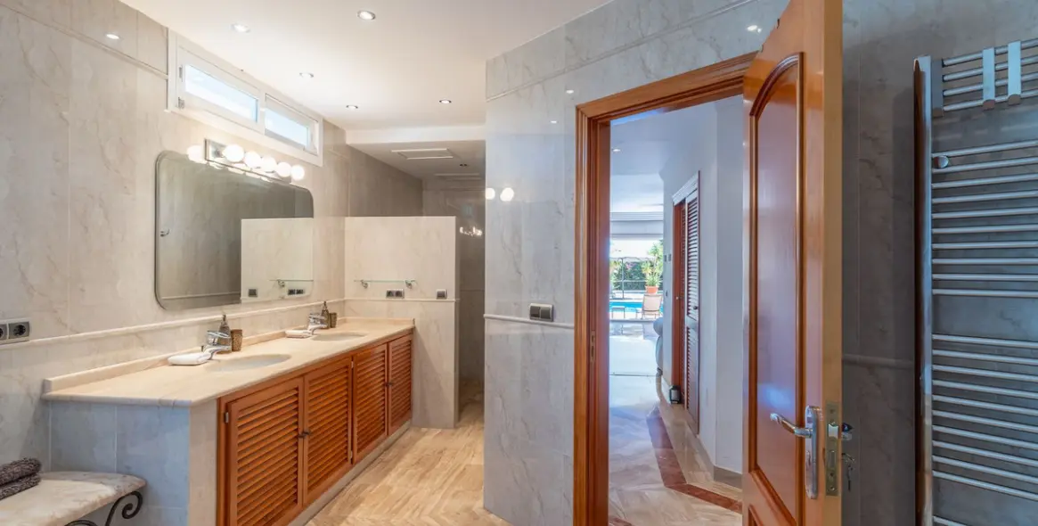 Sale of detached villa in Benahavís 42