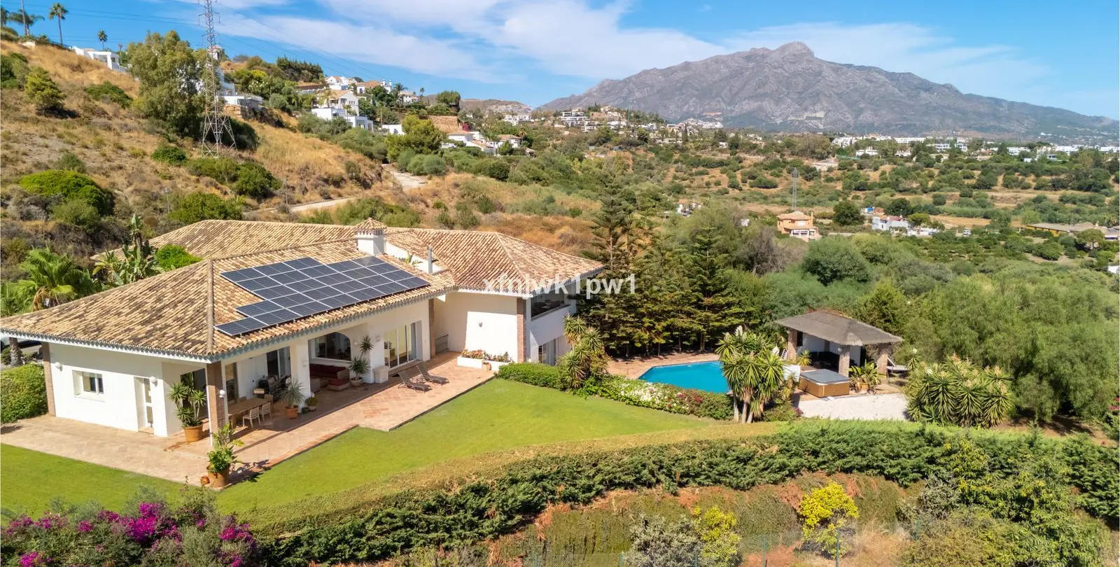 Sale of detached villa in Benahavís 1