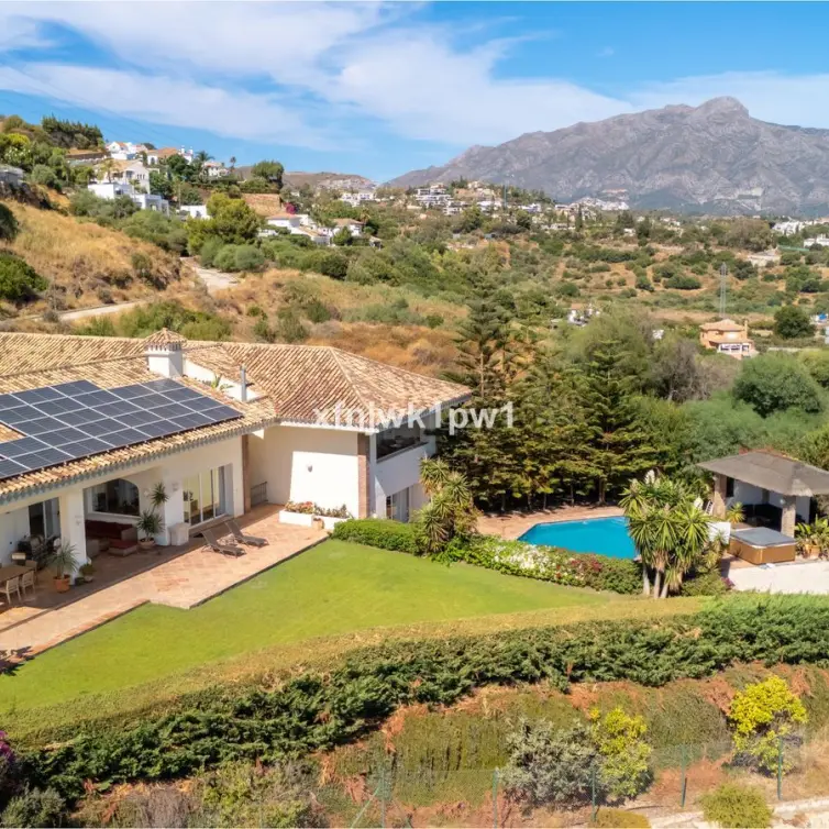 Sale of detached villa in Benahavís