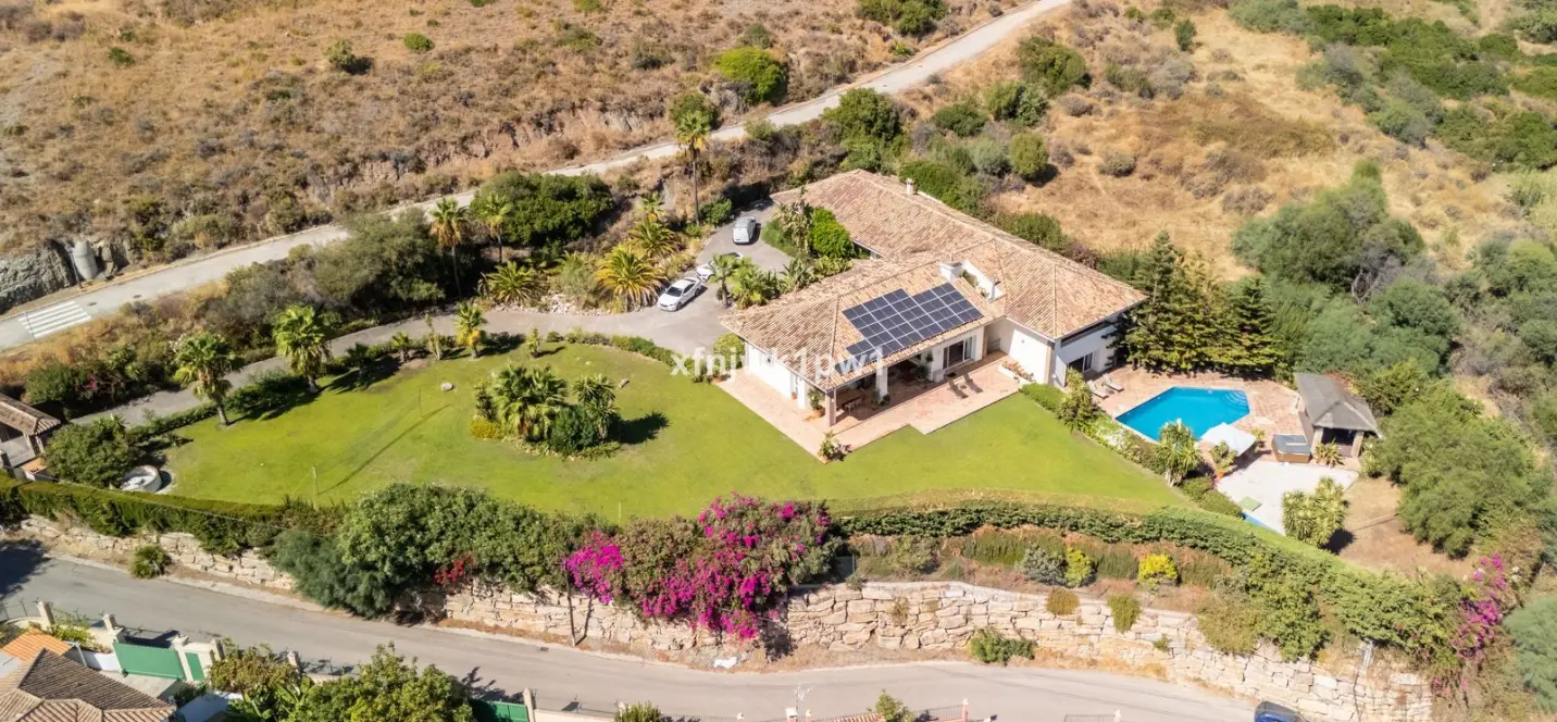 Sale of detached villa in Benahavís 2