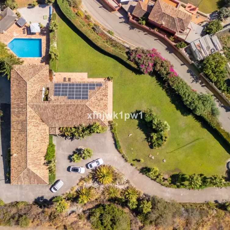 Sale of detached villa in Benahavís