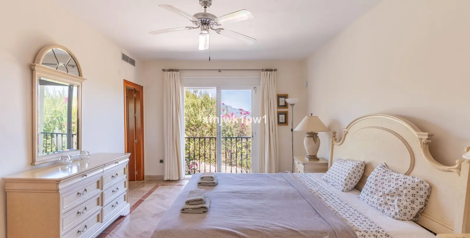 Sale of detached villa in Benahavís 36
