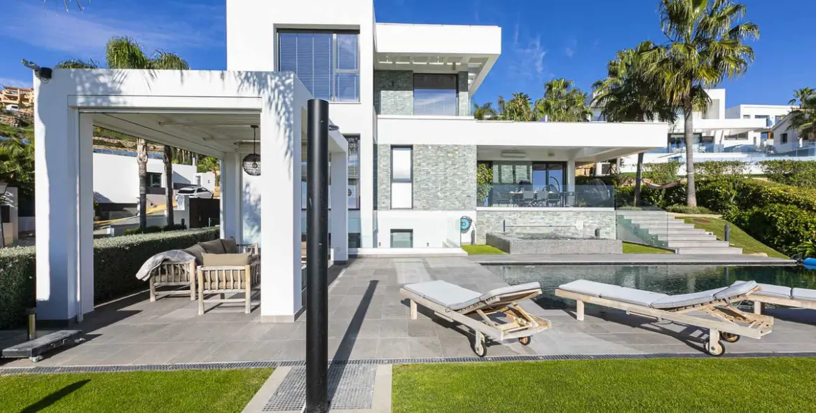 Sale of detached villa in Benahavís 1