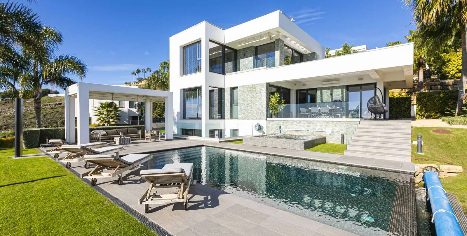 Sale of detached villa in Benahavís 1