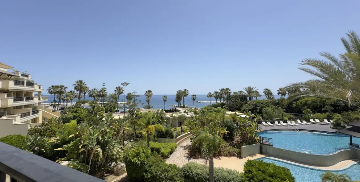 Short-term rent of middle floor apartment in Puerto Banús 3