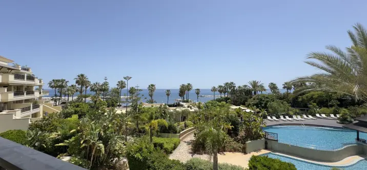 Short-term rent of middle floor apartment in Puerto Banús 2