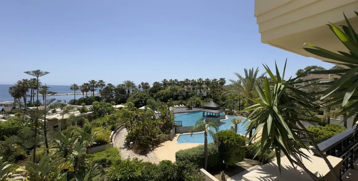 Short-term rent of middle floor apartment in Puerto Banús 4