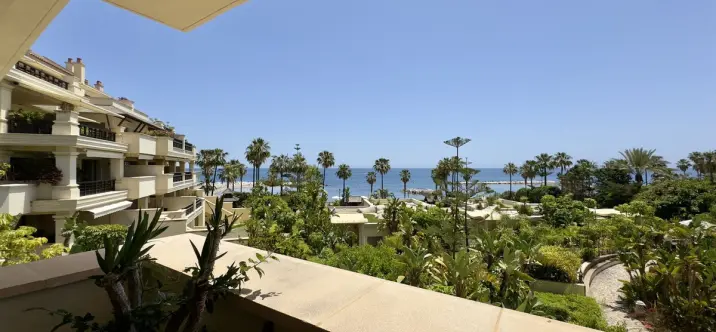 Short-term rent of middle floor apartment in Puerto Banús 4