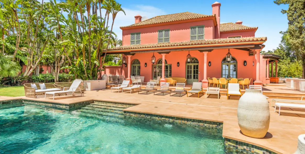 Продажа  отдельно стоящей виллы в Marbella East (район Hacienda Las Chapas) 1