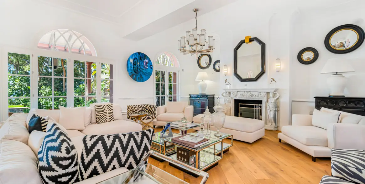 Продажа  отдельно стоящей виллы в Marbella East (район Hacienda Las Chapas) 3