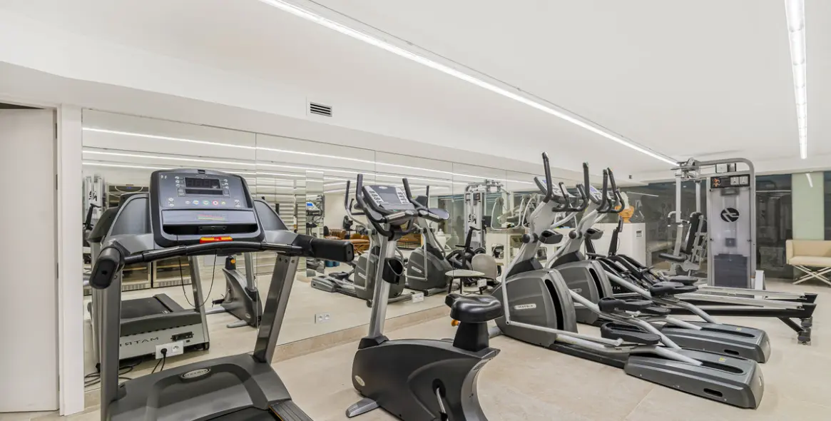 Продажа  отдельно стоящей виллы в Marbella East (район Hacienda Las Chapas) 6