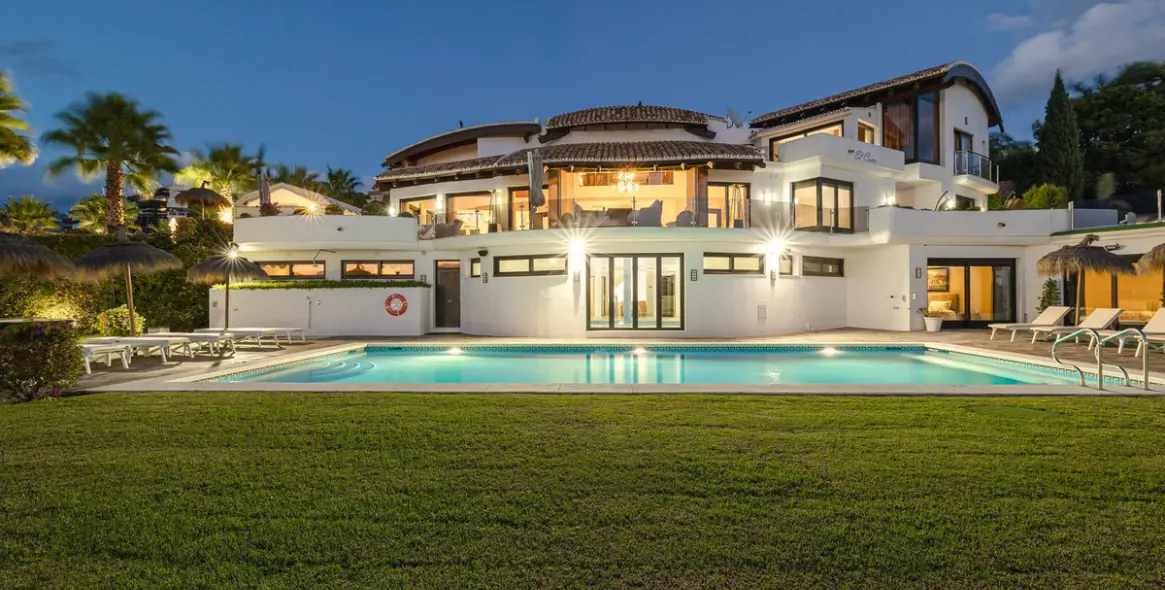 Sale of detached villa in Los Flamingos 16