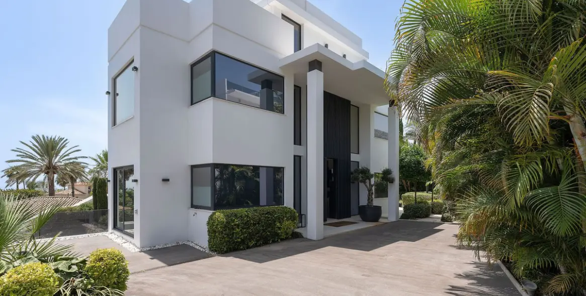 Sale of detached villa in Nagüeles 2