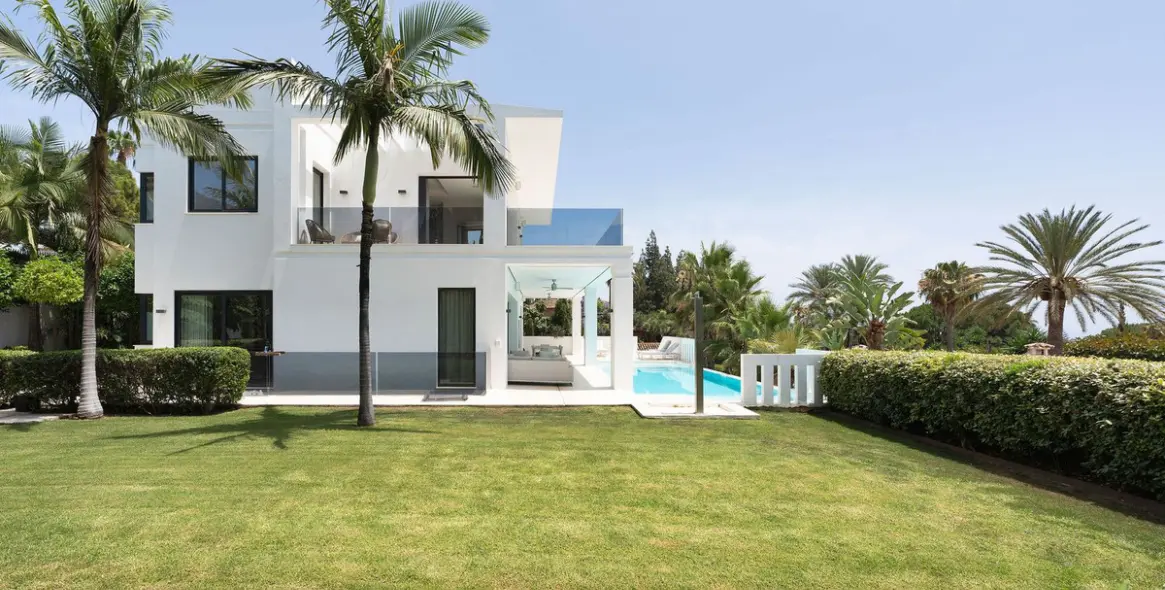Sale of detached villa in Nagüeles 53