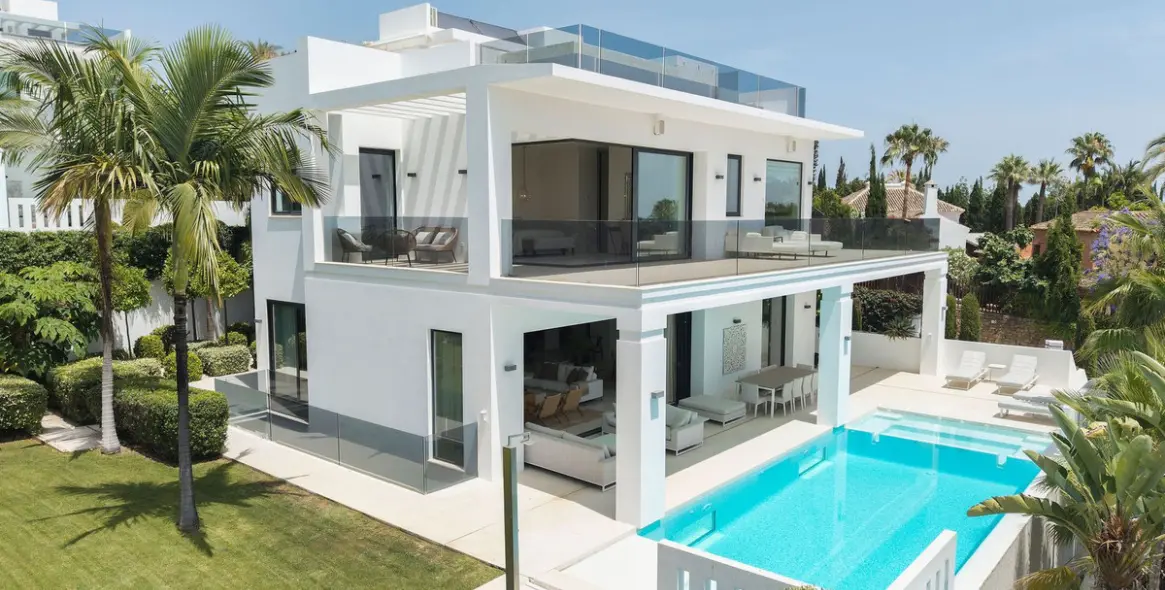 Sale of detached villa in Nagüeles 56