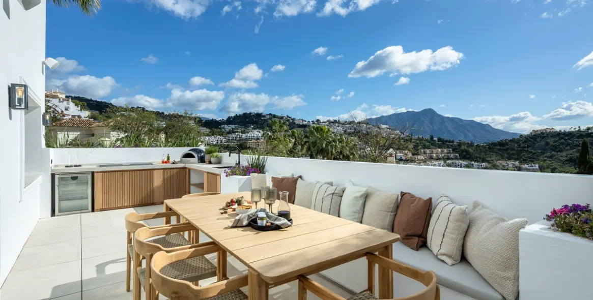 Sale of detached villa in Los Arqueros 4