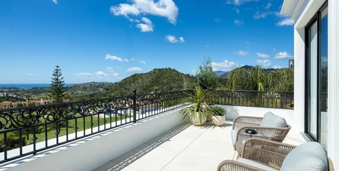 Sale of detached villa in Los Arqueros 19