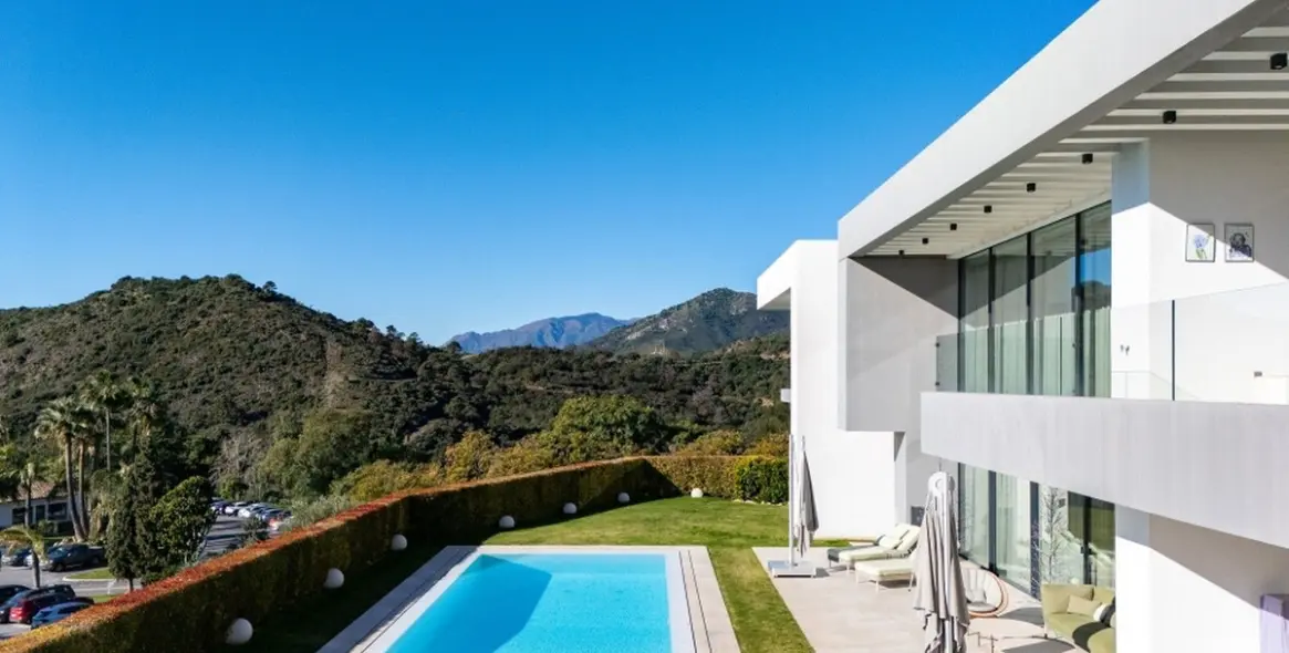 Sale of detached villa in Los Arqueros 14