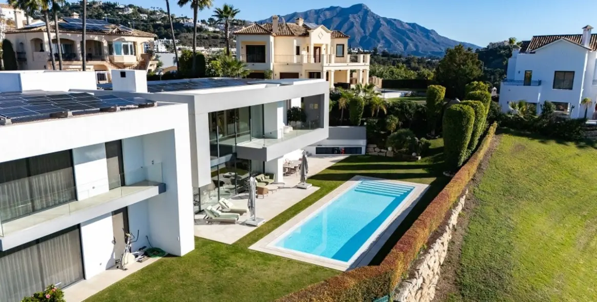 Sale of detached villa in Los Arqueros 15